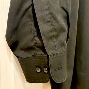 Van Heusen men’s Classic Black Button-Up Shirt
Wrinkle, free size medium